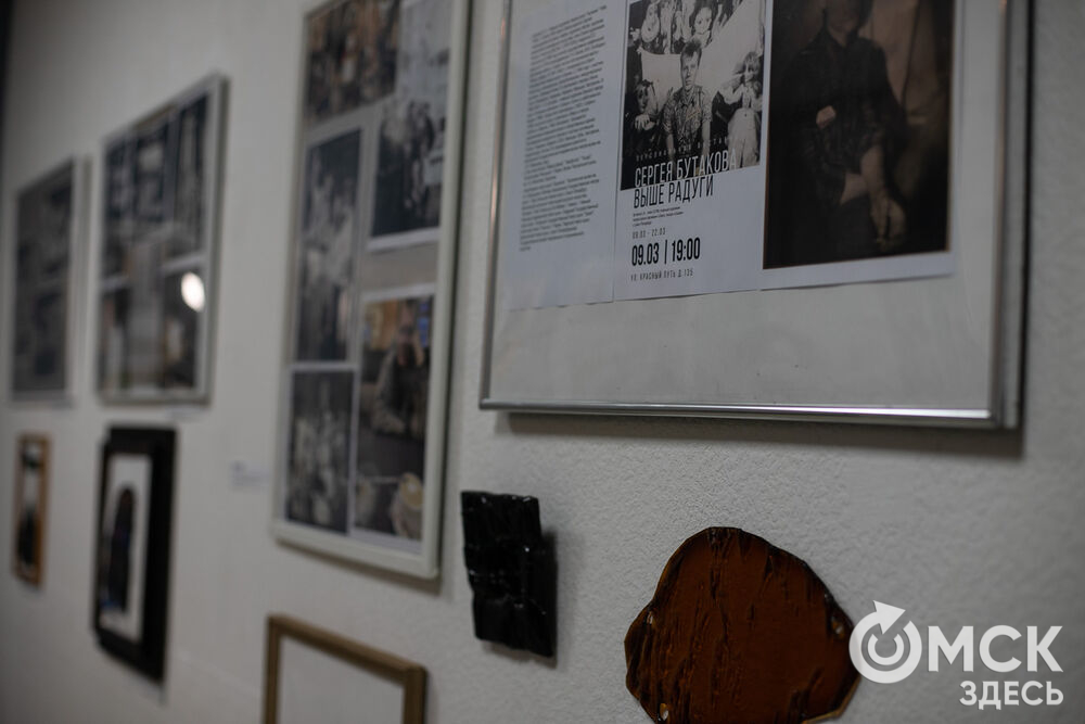 В галерее современного искусства POLINA ZAREMBA ART GALLERY прошло открытие выставки "Выше радуги" (12+), посвящённой омскому художнику Сергею Бутакову. Фото: Елизавета Медведева