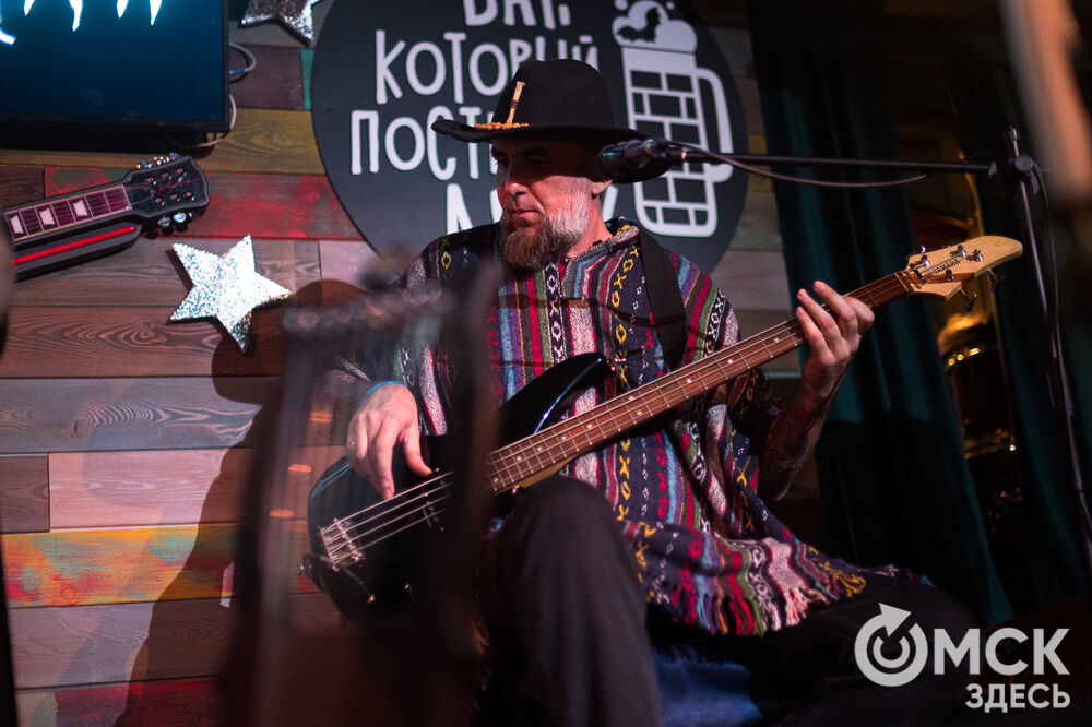 Группа Nytt Land отправляется в новый тур по России, и Омск - стал первой остановкой. Музыканты отыграли концерт в одном из омских баров. Фото: Илья Петров