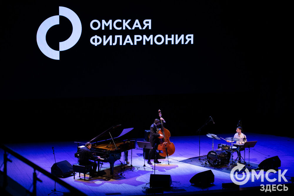 Трио Даниила Крамера и Анна Бутурлина на сцене Омской филармонии