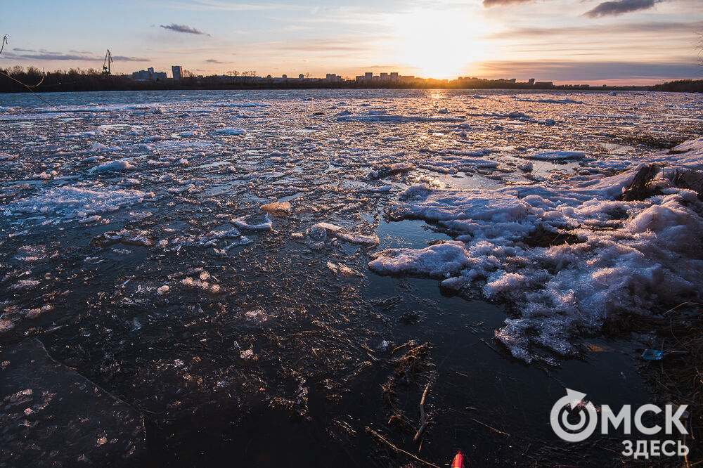В границах Омска в прогнозируемые сроки начался ледоход. Фото: Илья Петров