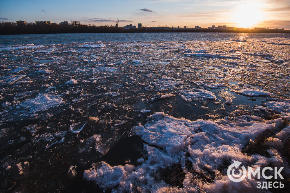 В границах Омска в прогнозируемые сроки начался ледоход. Фото: Илья Петров