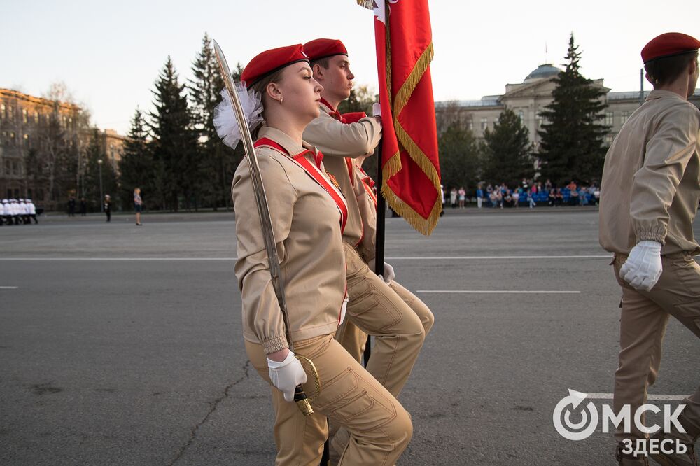 Яркое майское солнце подсветило репетицию парада Победы в Омске. Фото: Илья Петров