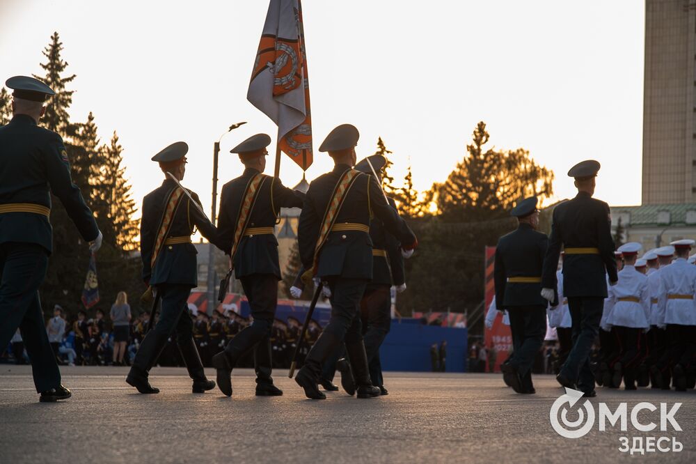 Яркое майское солнце подсветило репетицию парада Победы в Омске. Фото: Илья Петров
