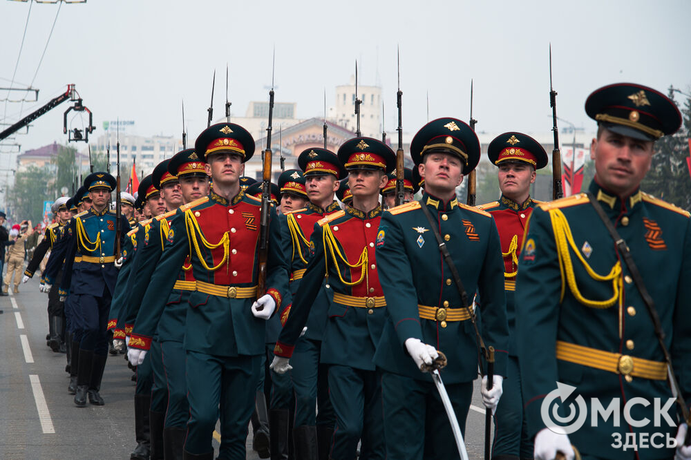 Около 10 тысяч зрителей собрались 9 мая посмотреть Парад Победы. Фото: Илья Петров