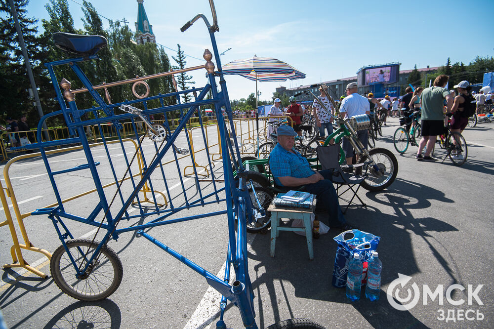 Несмотря на 30-градусную жару, на старт "ВелоОмска" вышли четыре тысячи человек. Фото: Илья Петров