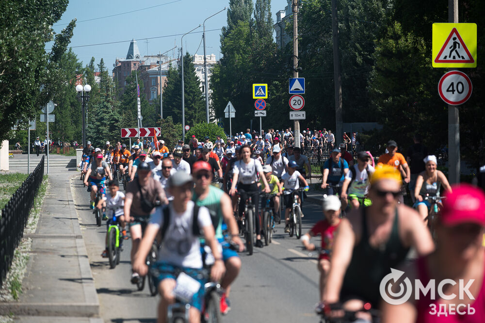Несмотря на 30-градусную жару, на старт "ВелоОмска" вышли четыре тысячи человек. Фото: Илья Петров