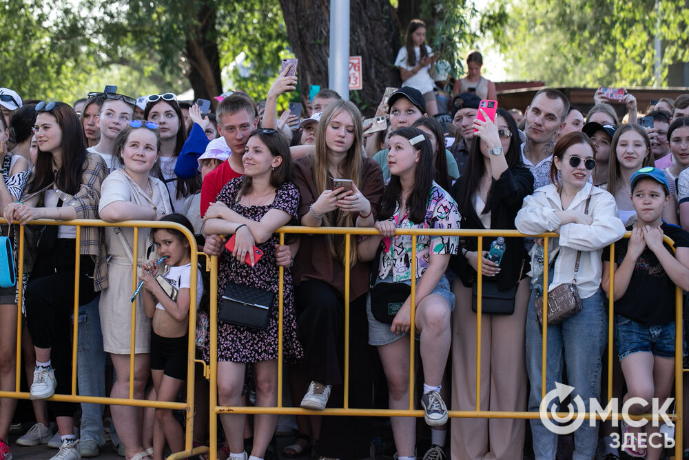 Ольга Бузова и группа "Градусы" выступили на дне рождения парка аттракционов "Вокруг света". Фото: Елизавета Медведева