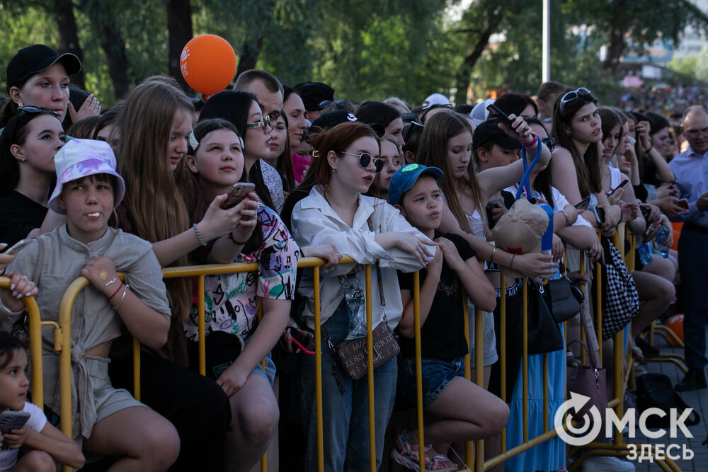Ольга Бузова и группа "Градусы" выступили на дне рождения парка аттракционов "Вокруг света". Фото: Елизавета Медведева