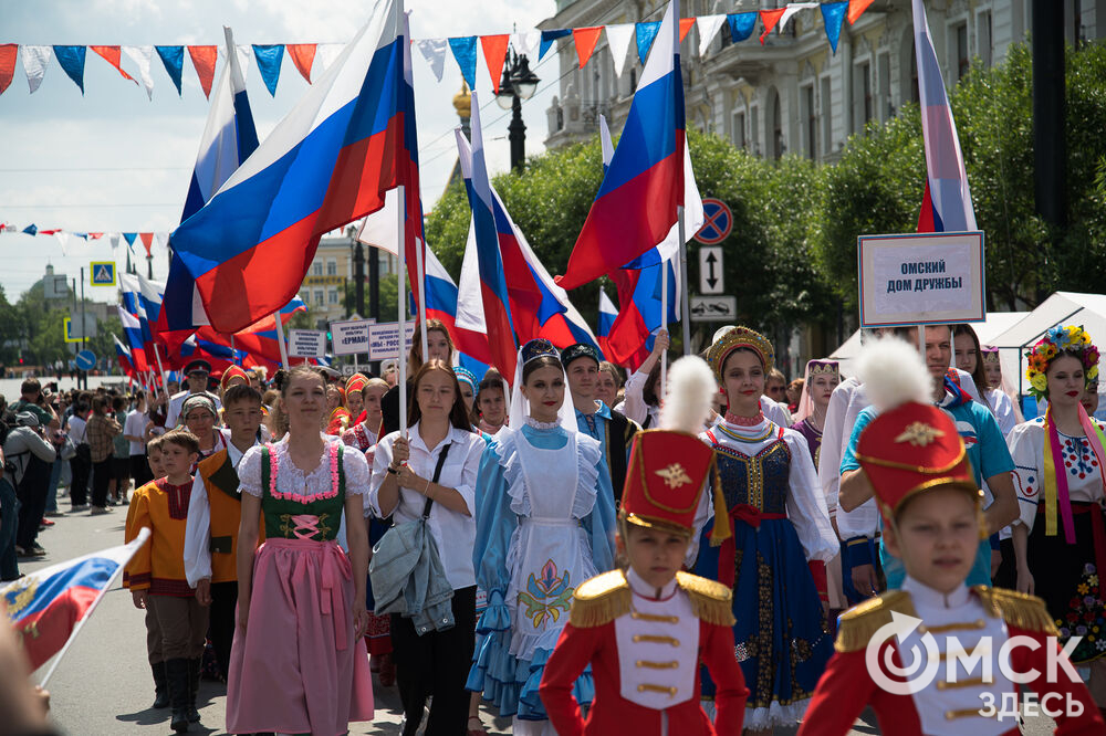 Омичи праздную День России, исполняя народные песни, соревнуясь, кто быстрее,сильнее и пробая блюда национальной кухни.
