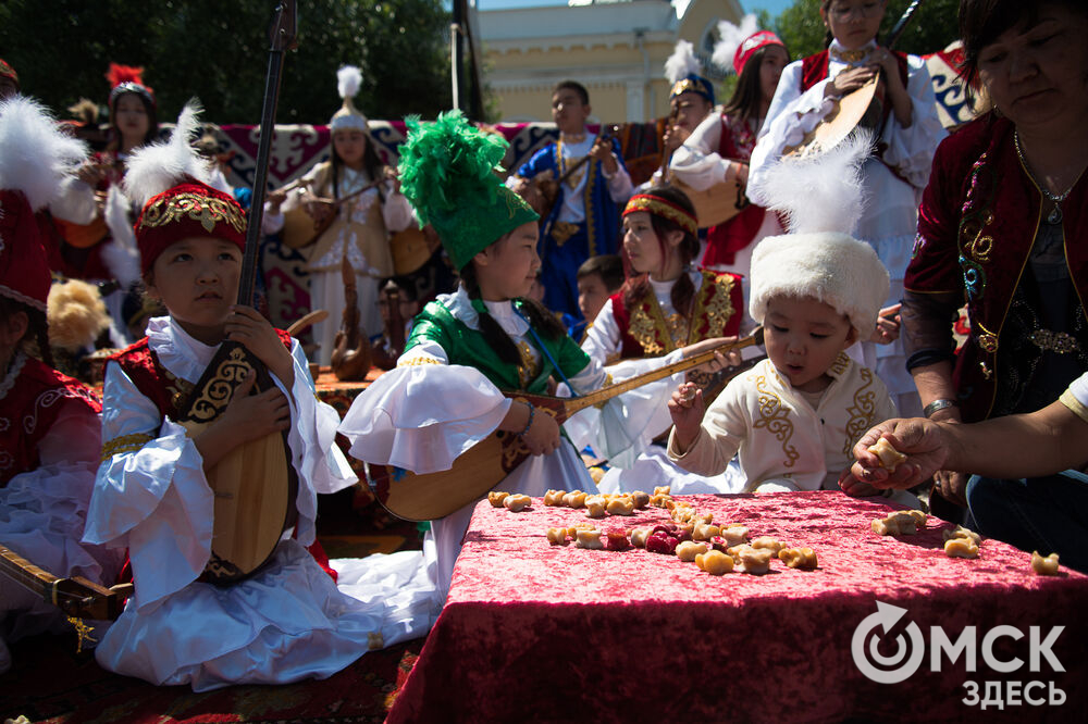 Омичи праздную День России, исполняя народные песни, соревнуясь, кто быстрее,сильнее и пробая блюда национальной кухни.