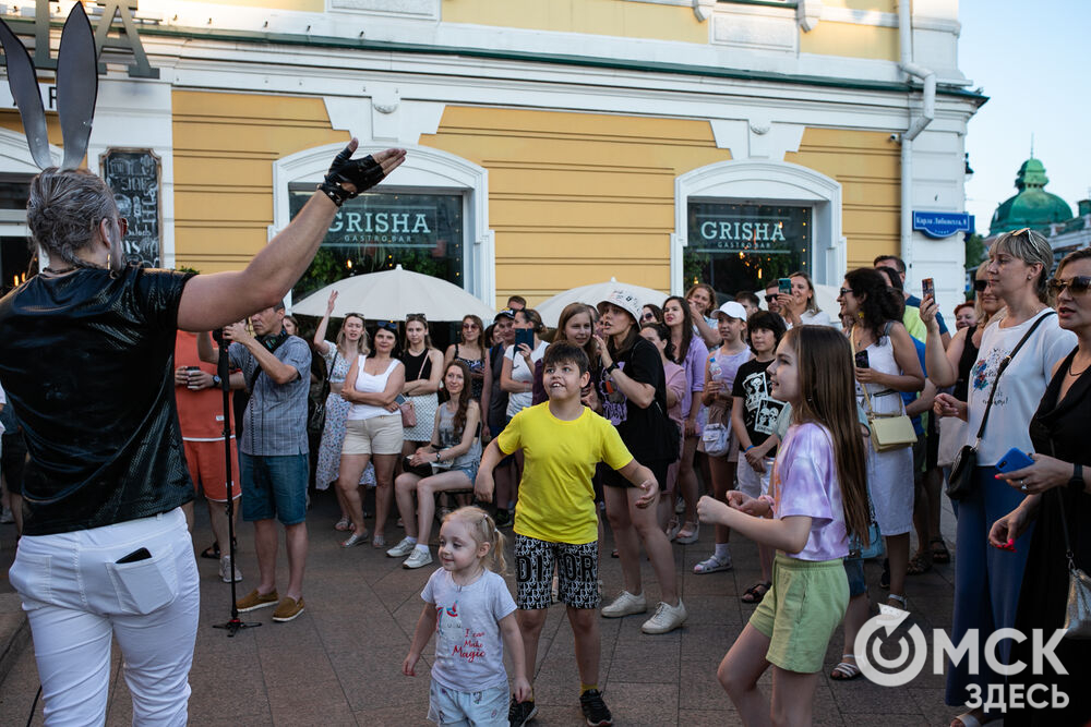Музыкальный перформанс в центре Омска
