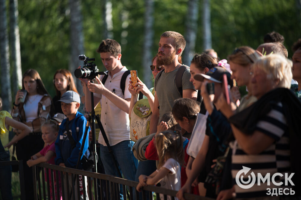 В Калачинске прошёл первый этнофестиваль "Сибирское лето" (0+). Мастера из разных уголков Омской области учили гостей народным промыслам, а местные артисты и группы из других городов загипнотизировали всех своей музыкой. Фото: Илья Петров