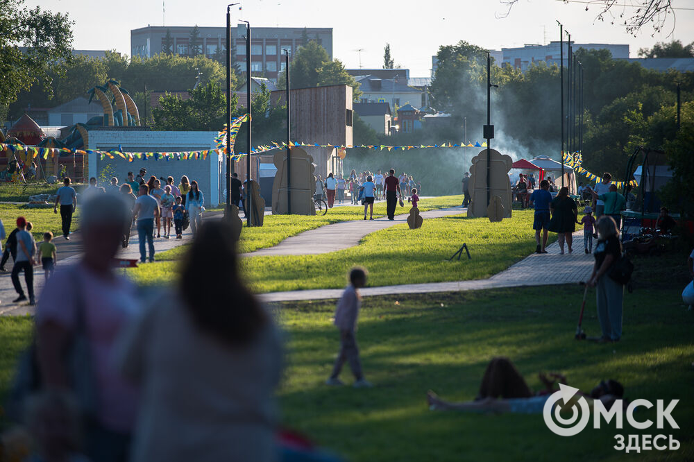 В Калачинске прошёл первый этнофестиваль "Сибирское лето" (0+). Мастера из разных уголков Омской области учили гостей народным промыслам, а местные артисты и группы из других городов загипнотизировали всех своей музыкой. Фото: Илья Петров