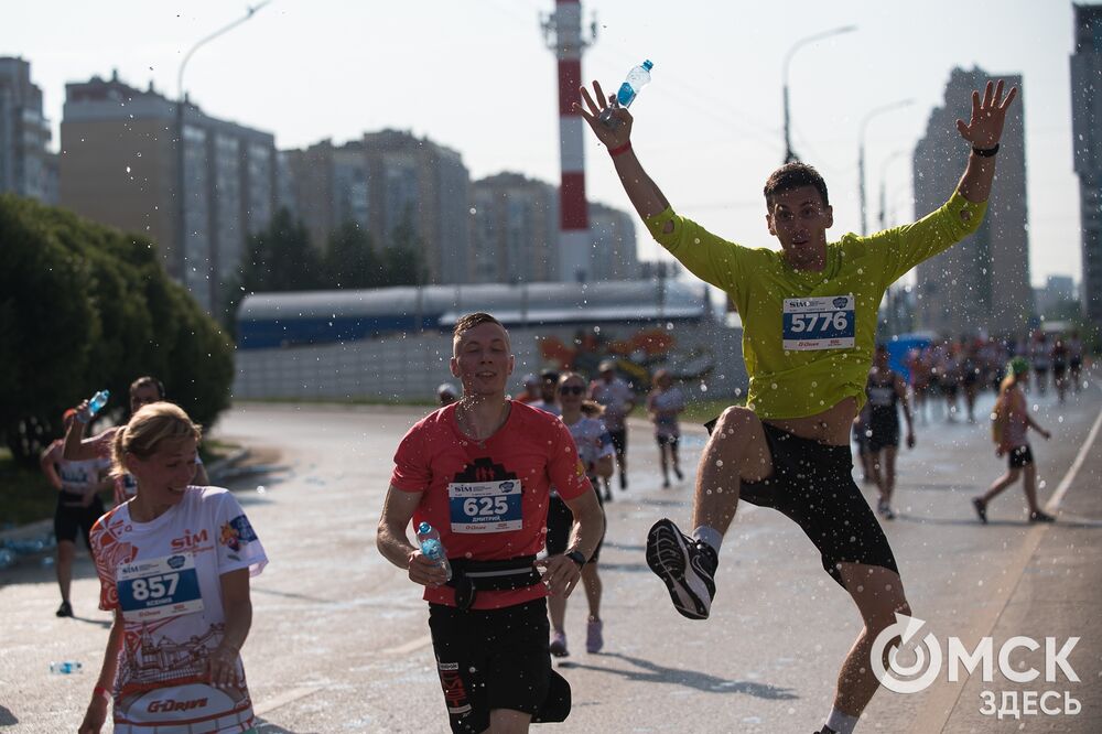 В Омске состоялся Сибирский международный марафон. Куда разъедутся золотые медали? Читайте здесь . Фото: Илья Петров