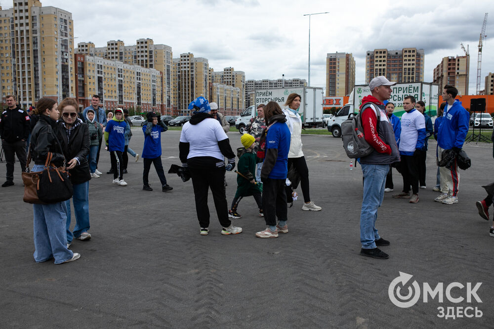 Омские хоккеисты провели в Омске субботник. Фото: Елизвета Медведева