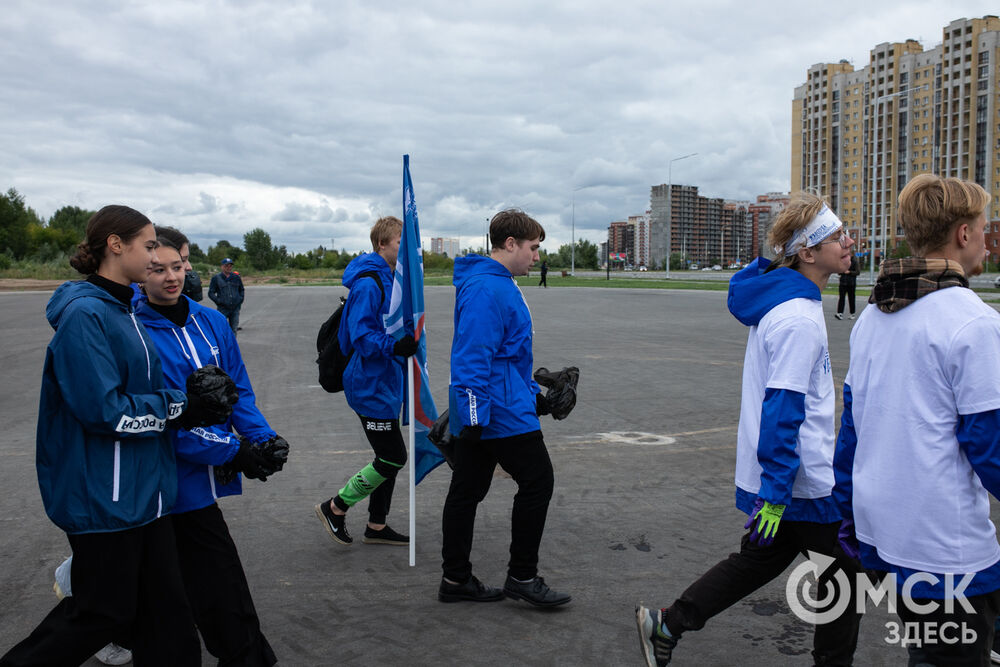 Омские хоккеисты провели в Омске субботник. Фото: Елизвета Медведева