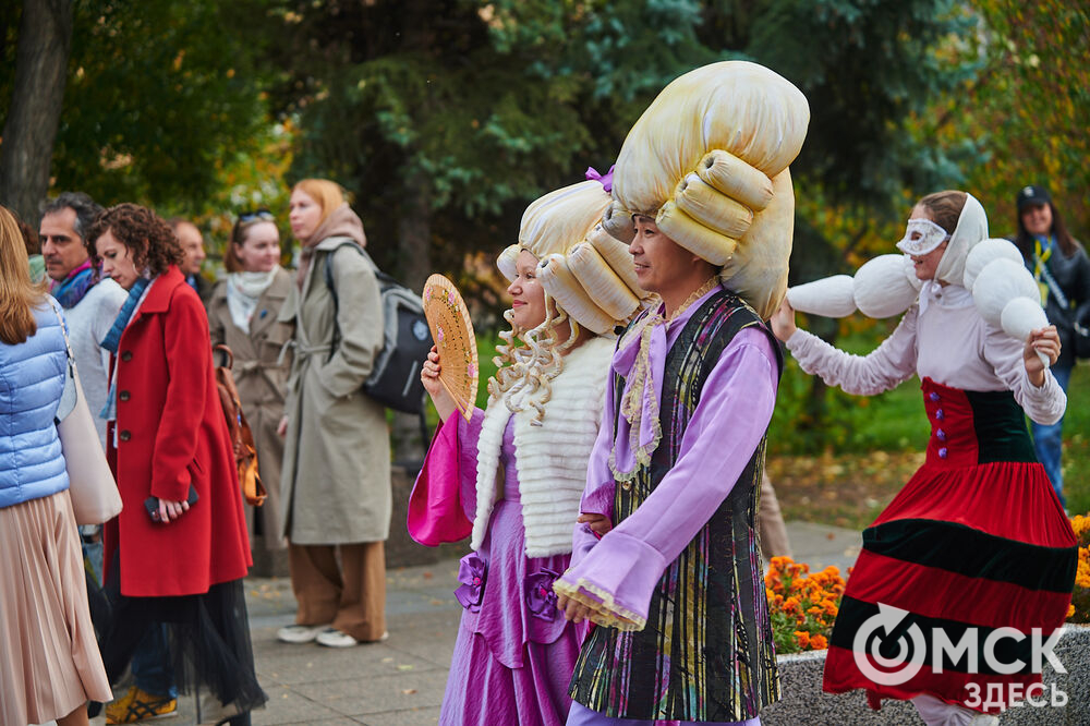 Международный фестиваль театров кукол "В гостях у "Арлекина" открылся традиционным театрализованным шествием . Фото: Илья Петров