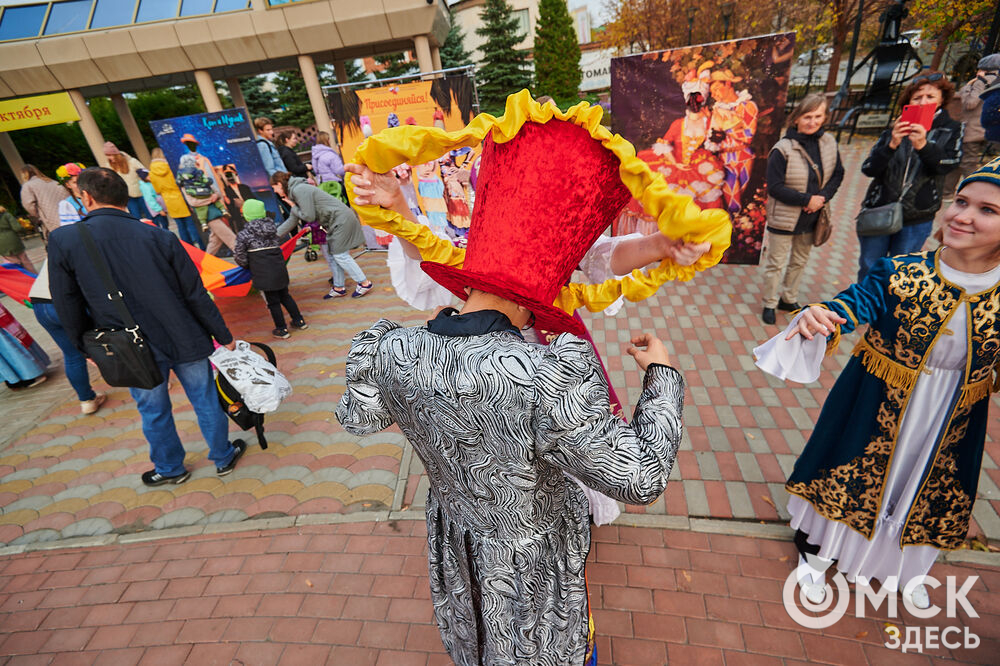 Международный фестиваль театров кукол "В гостях у "Арлекина" открылся традиционным театрализованным шествием . Фото: Илья Петров
