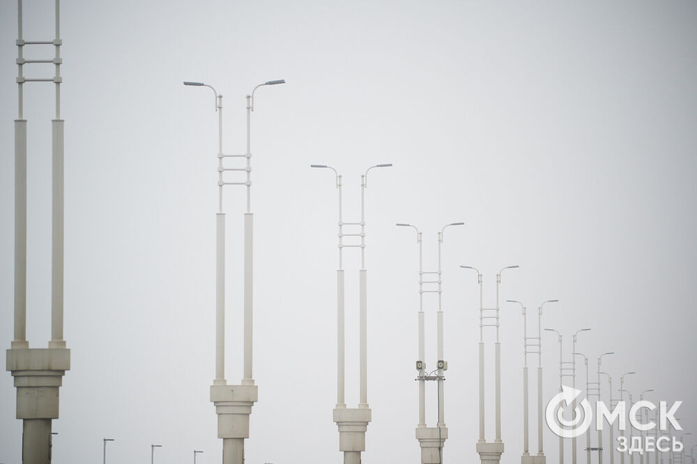 В последний день осени на город опустился плотный туман, а всё вокруг покрылось инеем. Фото: Илья Петров