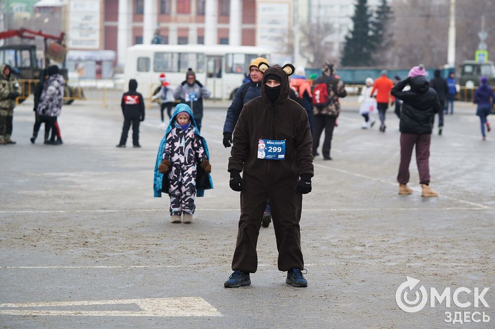 В Омске состоялся зимний забег, одна из традиций которого - наряжаться, а потом искать себя на снимках. Подробности читайте здесь . Фото: Илья Петров