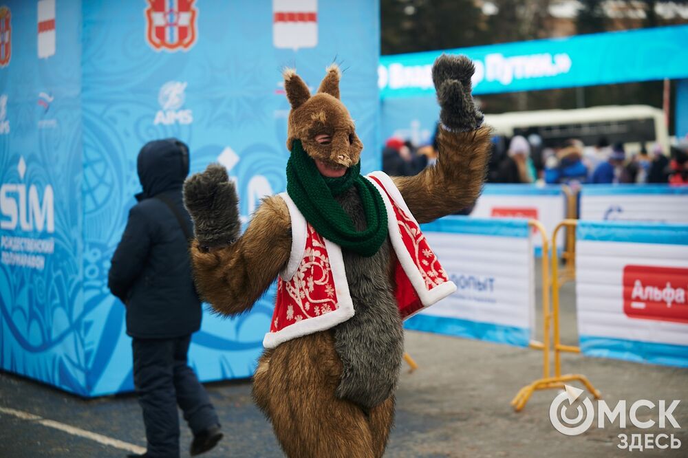 В Омске состоялся зимний забег, одна из традиций которого - наряжаться, а потом искать себя на снимках. Подробности читайте здесь . Фото: Илья Петров