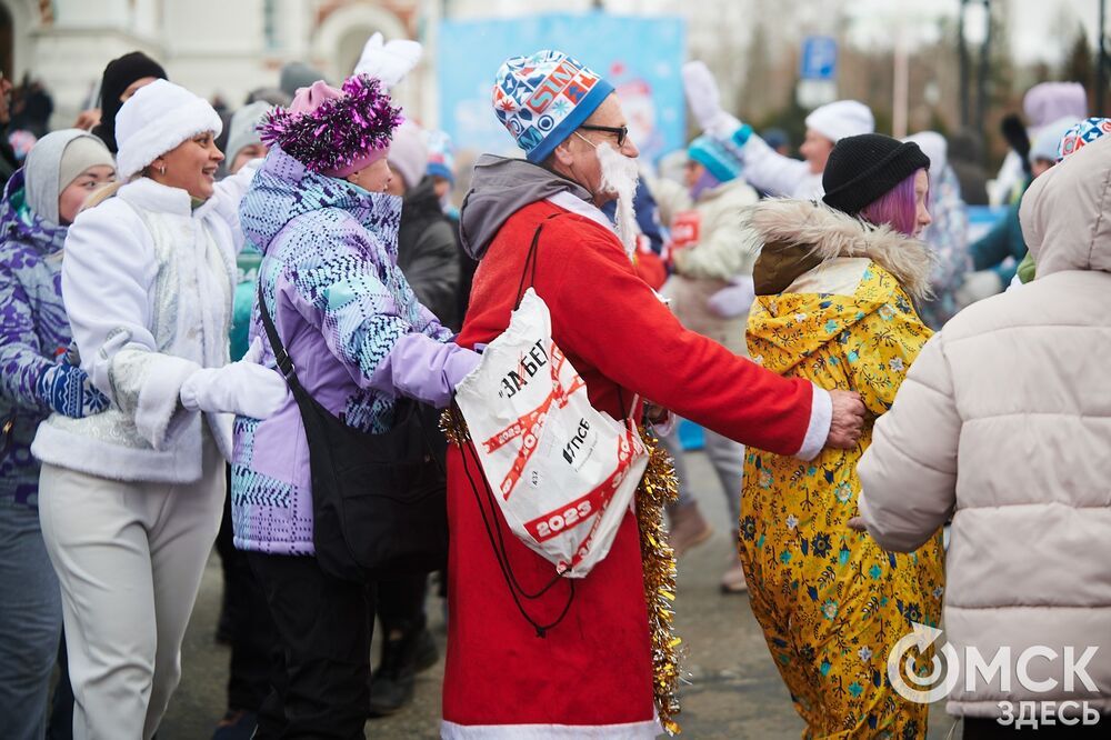 В Омске состоялся зимний забег, одна из традиций которого - наряжаться, а потом искать себя на снимках. Подробности читайте здесь . Фото: Илья Петров