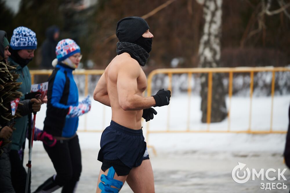 В Омске состоялся зимний забег, одна из традиций которого - наряжаться, а потом искать себя на снимках. Подробности читайте здесь . Фото: Илья Петров