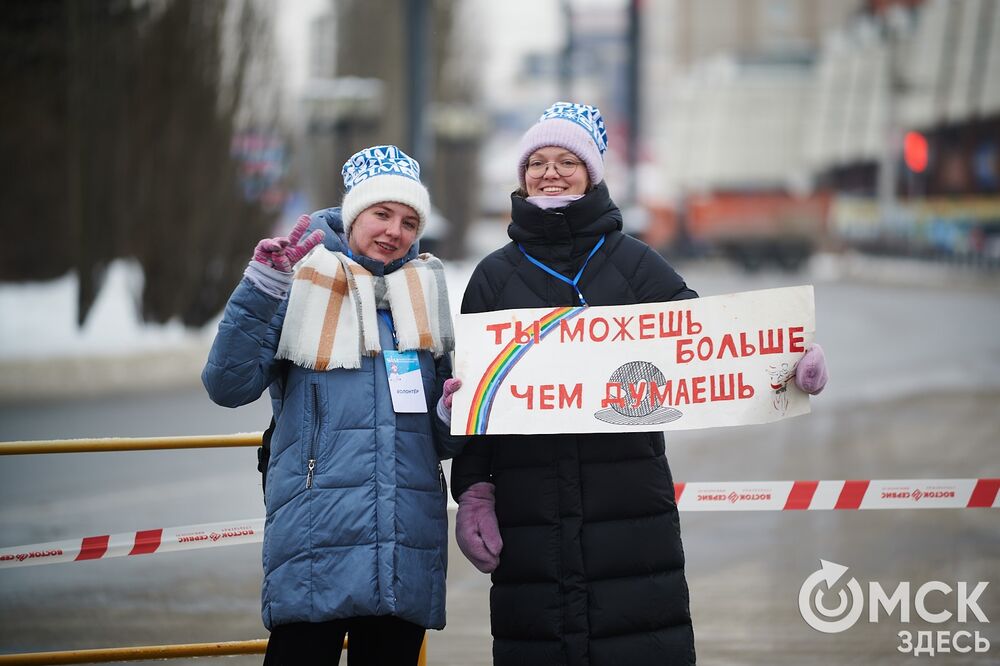 В Омске состоялся зимний забег, одна из традиций которого - наряжаться, а потом искать себя на снимках. Подробности читайте здесь . Фото: Илья Петров