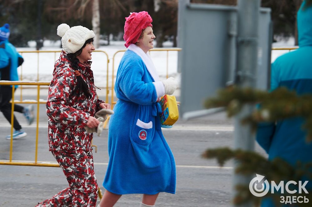 В Омске состоялся зимний забег, одна из традиций которого - наряжаться, а потом искать себя на снимках. Подробности читайте здесь . Фото: Илья Петров