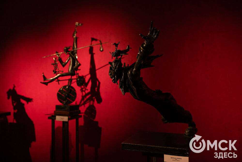 В Омске открылась выставка Александра Капралова - одного из самых известных омских скульпторов, работы которого можно встретить и на городских улицах, и в частных коллекциях. Фото: Елизавета Медведева