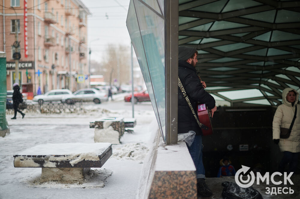 Смена сезона в Омске выдалась хмурой, но почувствовать дыхание приближающейся весны уже можно. Фото: Илья Петров