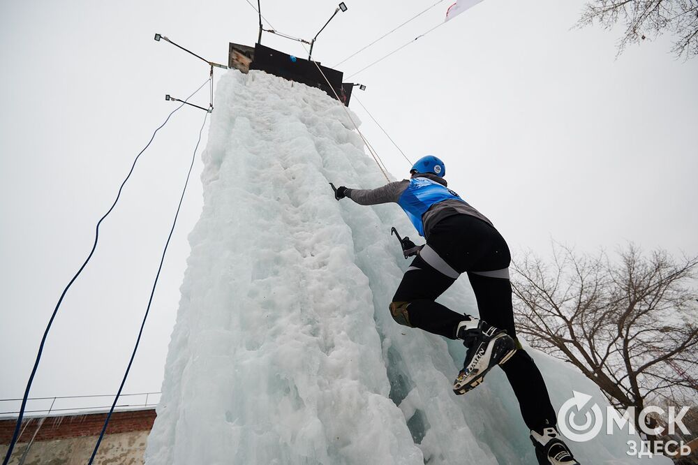 Смотрите , как в Омске прошли соревнования ледолазов. Фото: Илья Петров
