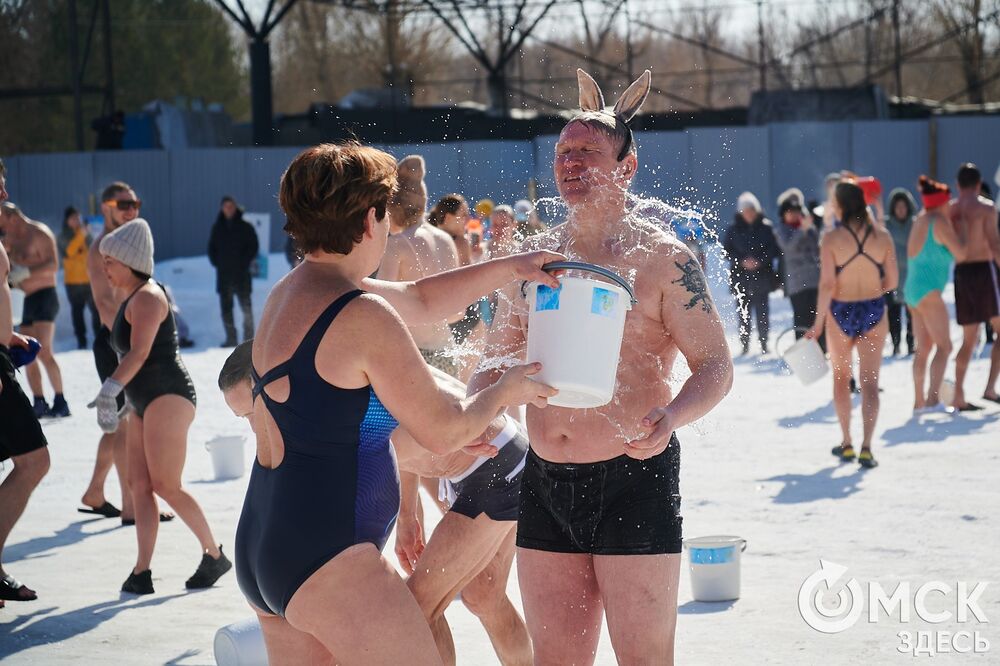 Ежегодная акция по обливанию холодной водой "Пробуждение" состоялась в Омске. Фото: Илья Петров