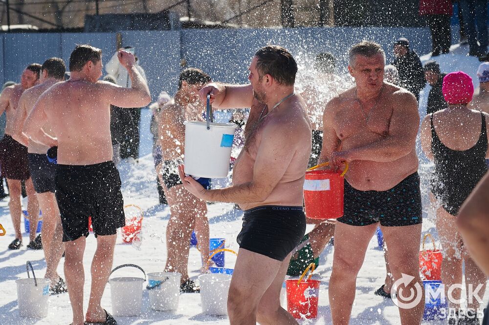Ежегодная акция по обливанию холодной водой "Пробуждение" состоялась в Омске. Фото: Илья Петров