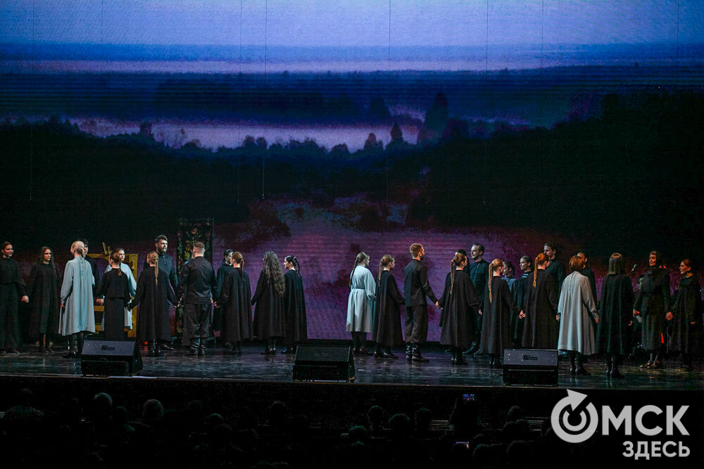 В Концертном зале Омской филармонии прошёл перформанс "Крестики". Фото: Елизавета Медведева