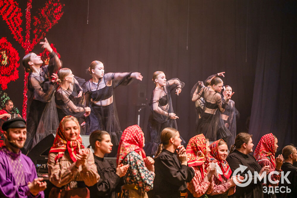 В Концертном зале Омской филармонии прошёл перформанс "Крестики". Фото: Елизавета Медведева