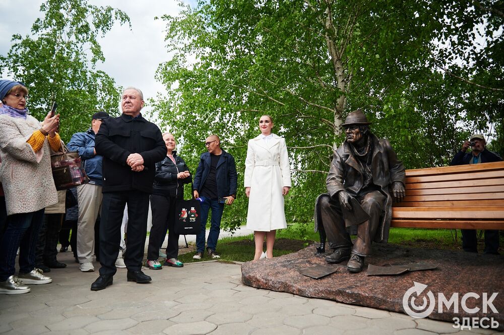 Стало возможным посидеть рядом с эпатажным омским поэтом. Где его найти и почему Аркадий Кутилов не признавался при жизни, читайте здесь . Фото: Илья Петров.