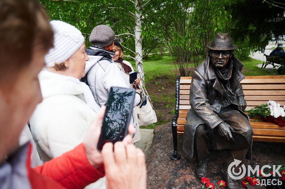 Стало возможным посидеть рядом с эпатажным омским поэтом. Где его найти и почему Аркадий Кутилов не признавался при жизни, читайте здесь . Фото: Илья Петров.
