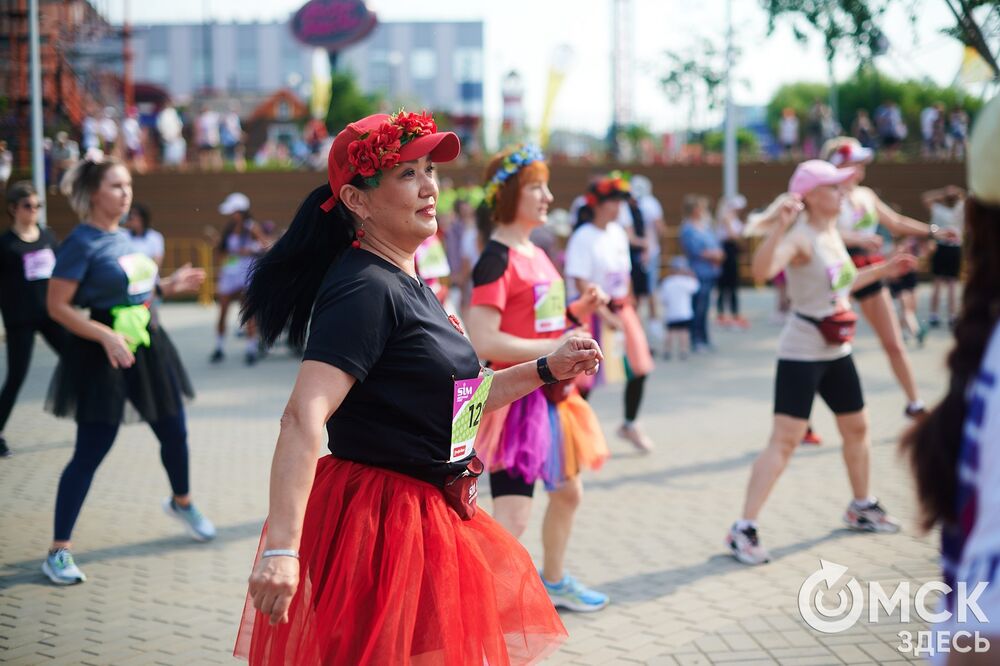 В девятый раз состоялся "Цветочный забег", участвовать в котором могут только девушки. Быстрее всех оказалась бегунья из Омска . Фото: Илья Петров
