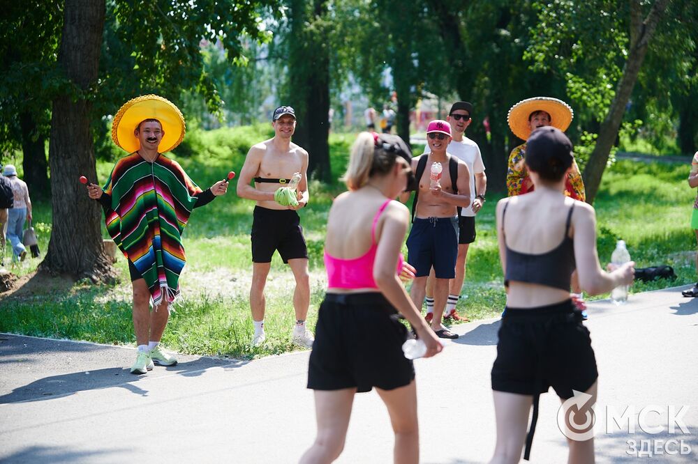 В девятый раз состоялся "Цветочный забег", участвовать в котором могут только девушки. Быстрее всех оказалась бегунья из Омска . Фото: Илья Петров