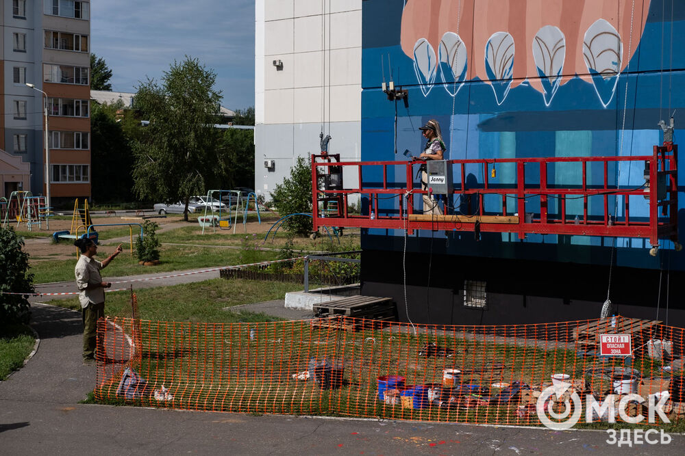 Граффити в микрорайоне Модерн в рамках международного арт-фестиваля "Омск, ты просто космос!"