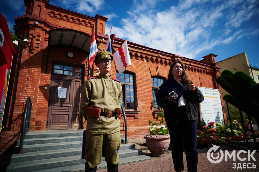 На территории Омской крепости прошла презентация первой постоянной костюмированной экскурсии. Фото: Илья Петров