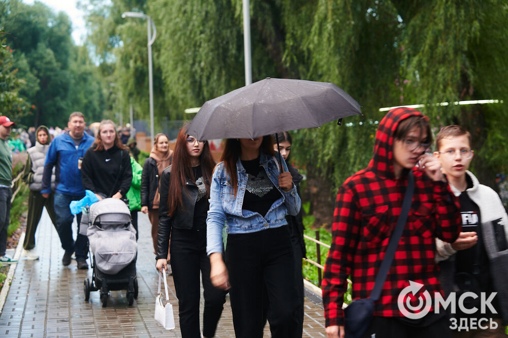 В последний день календарного лета сотни омичей собрались в парке "Зелёный остров", чтобы послушать и посмотреть выступление известного на российской сцене артиста - Niletto. Фото: Илья Петров