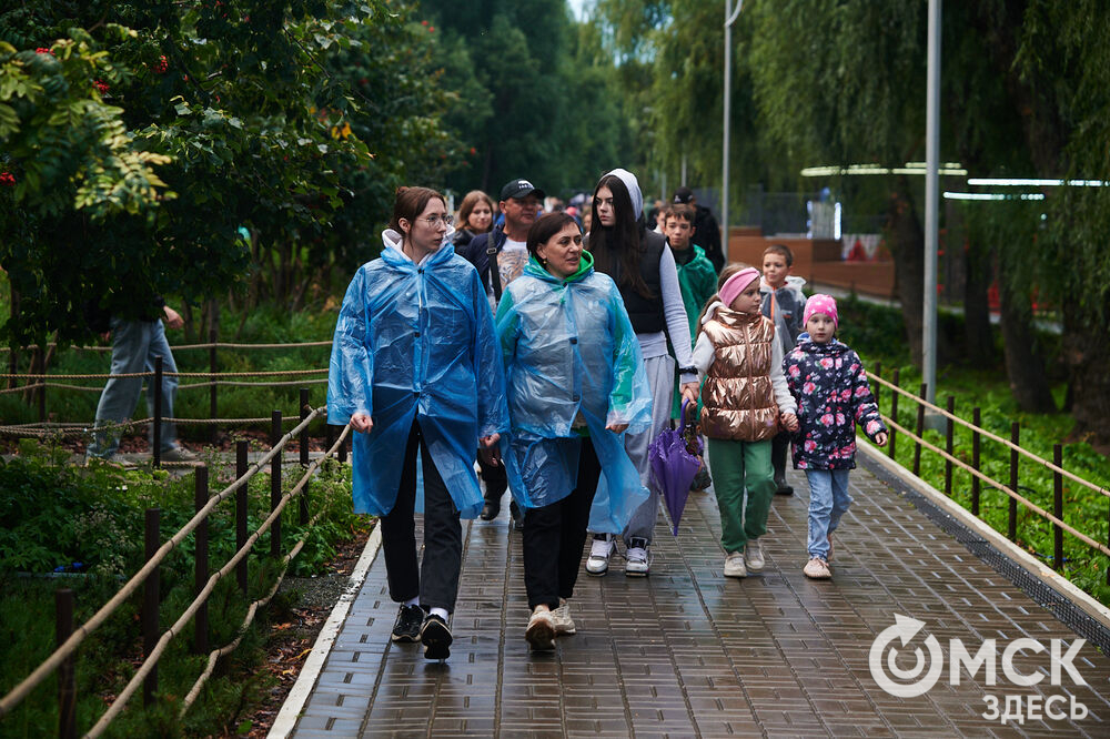 В последний день календарного лета сотни омичей собрались в парке "Зелёный остров", чтобы послушать и посмотреть выступление известного на российской сцене артиста - Niletto. Фото: Илья Петров