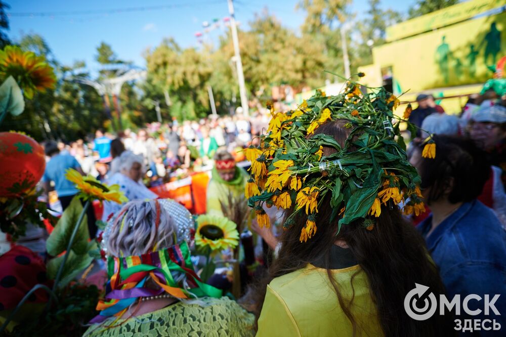 Замысловатые дачные экспонаты представили в парке им. 30-летия ВЛКСМ. Подробнее: читайте здесь . Фото: Илья Петров