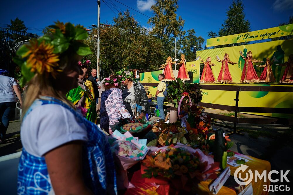 Замысловатые дачные экспонаты представили в парке им. 30-летия ВЛКСМ. Подробнее: читайте здесь . Фото: Илья Петров