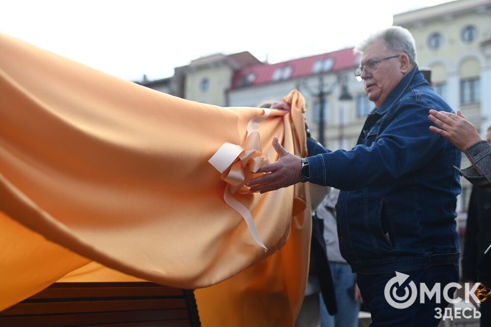 Открытие арт-объекта "Скамья Гасфорда" возле ОГИК музея