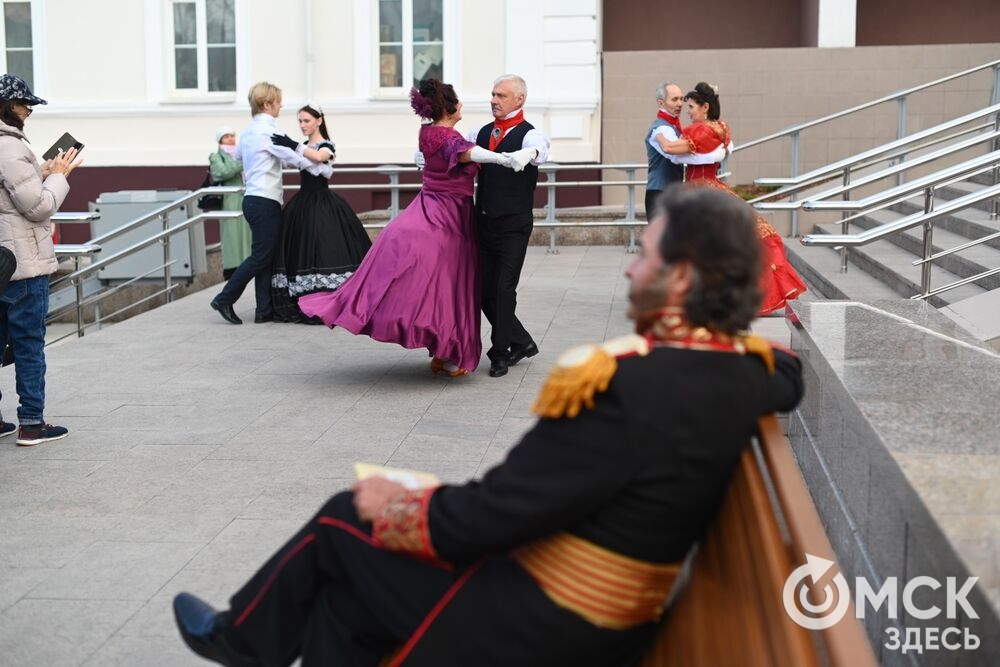 Открытие арт-объекта "Скамья Гасфорда" возле ОГИК музея