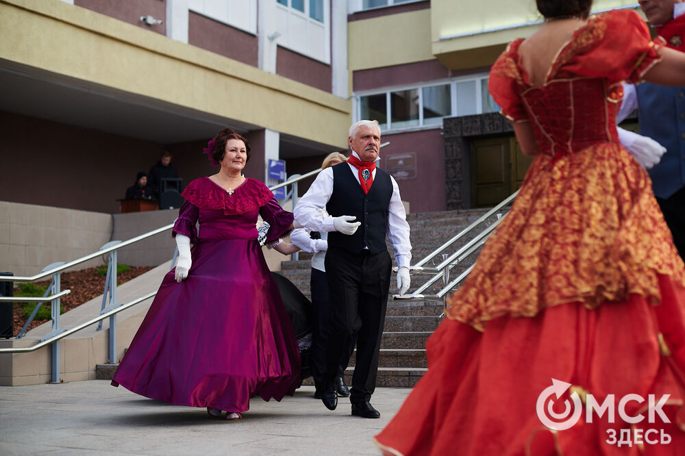 Открытие арт-объекта "Скамья Гасфорда" возле ОГИК музея