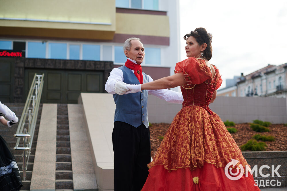 Открытие арт-объекта "Скамья Гасфорда" возле ОГИК музея